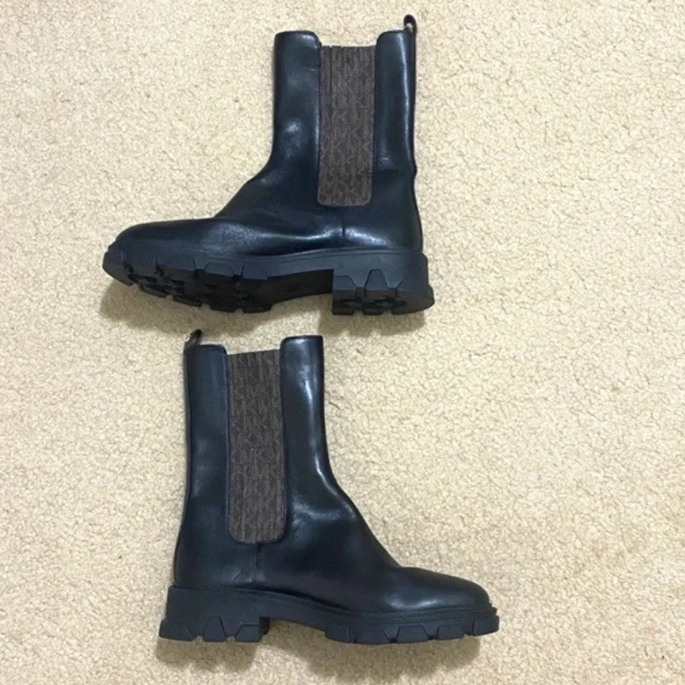 NWOB MICHAEL KORS Women's Black Leather Pull-on Ankle Boots w MK Logo Size 6M